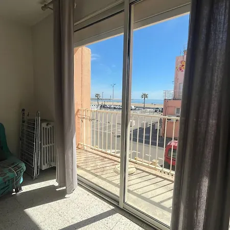 Apartment Spacious Nest With Sea View